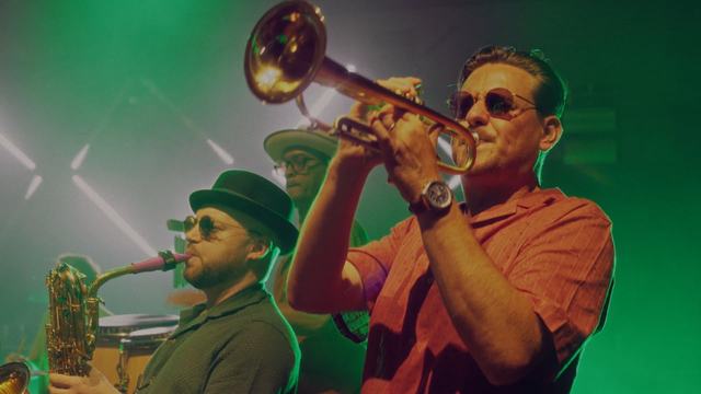Casa performing Bamboleo
