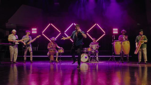 Casa performing Hot in Herre